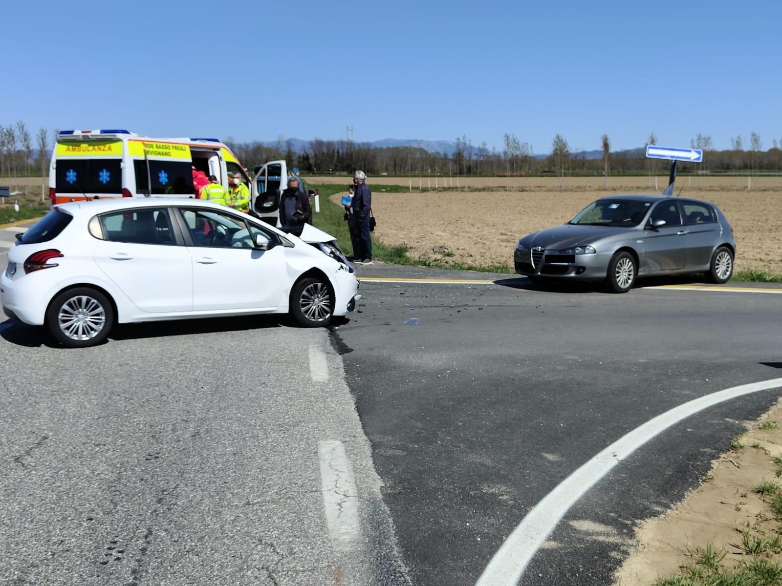 Incidente tra Alfa e Peugeot sulla regionale 351, due feriti a Ruda